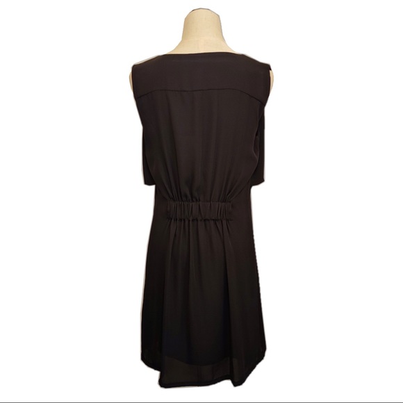 Back design knee length dress - Picture 5 of 8